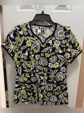 Med Couture Women’s Black Yellow Floral Print Scrub Top Short Sleeve Medium 4389